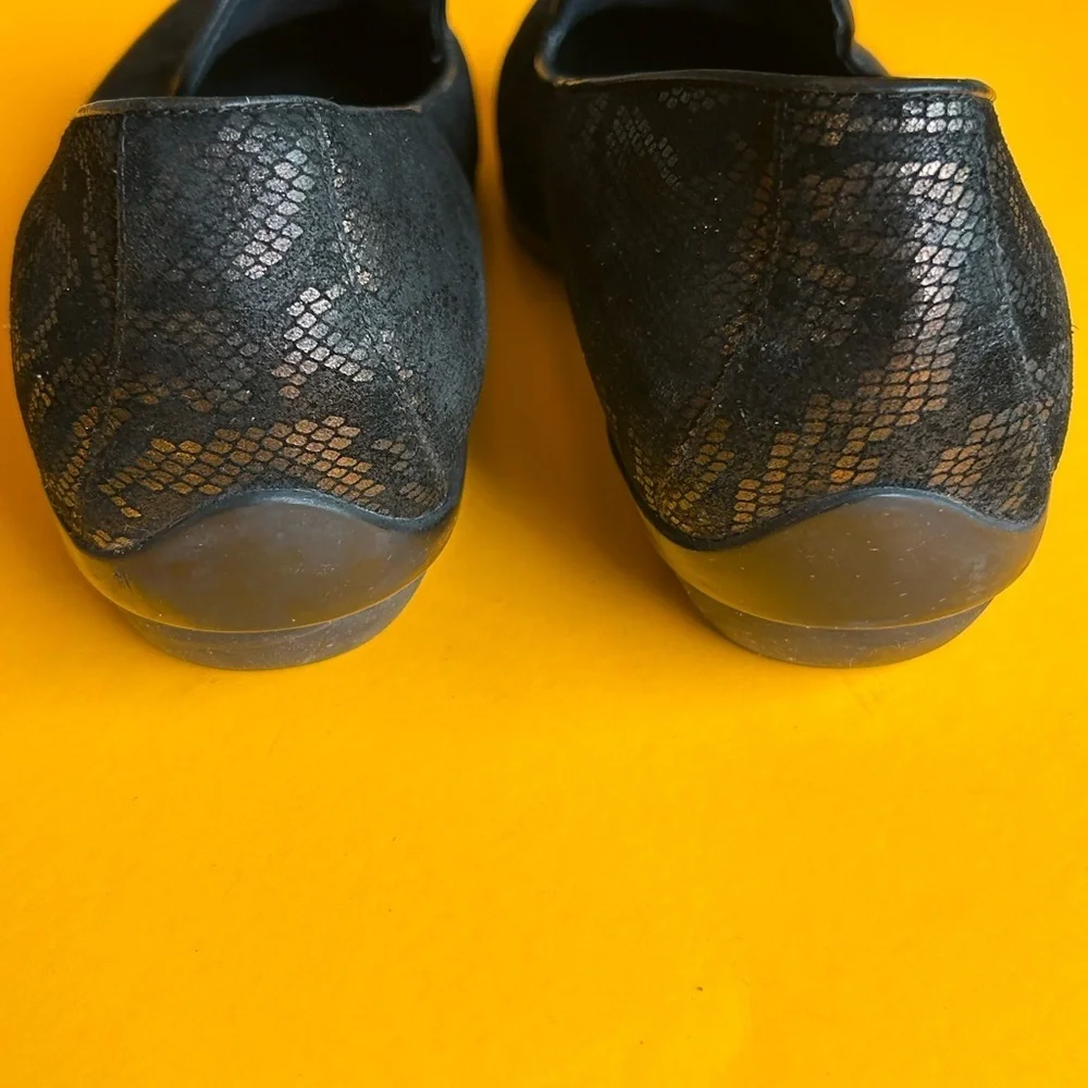 Dansko Vintage Olivia Black and Metalic Gold/Bronze Patterned Loafers 1” Heel - Picture 5 of 12